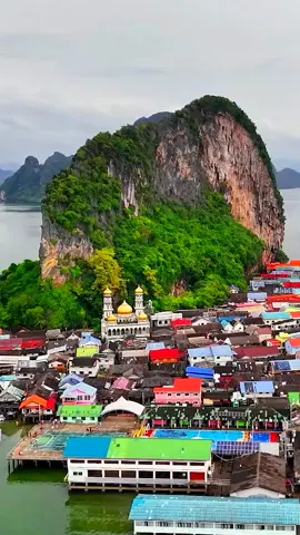 🌊🏝️ Ko Panyi: A stunning floating village in Thailand’s Phang Nga Bay, built on water in the 18th century by Muslim fishermen. Rich in culture and natural beauty, it continues to amaze visitors #anadoluajansi #anadoluagency #anadolu #thailand #village