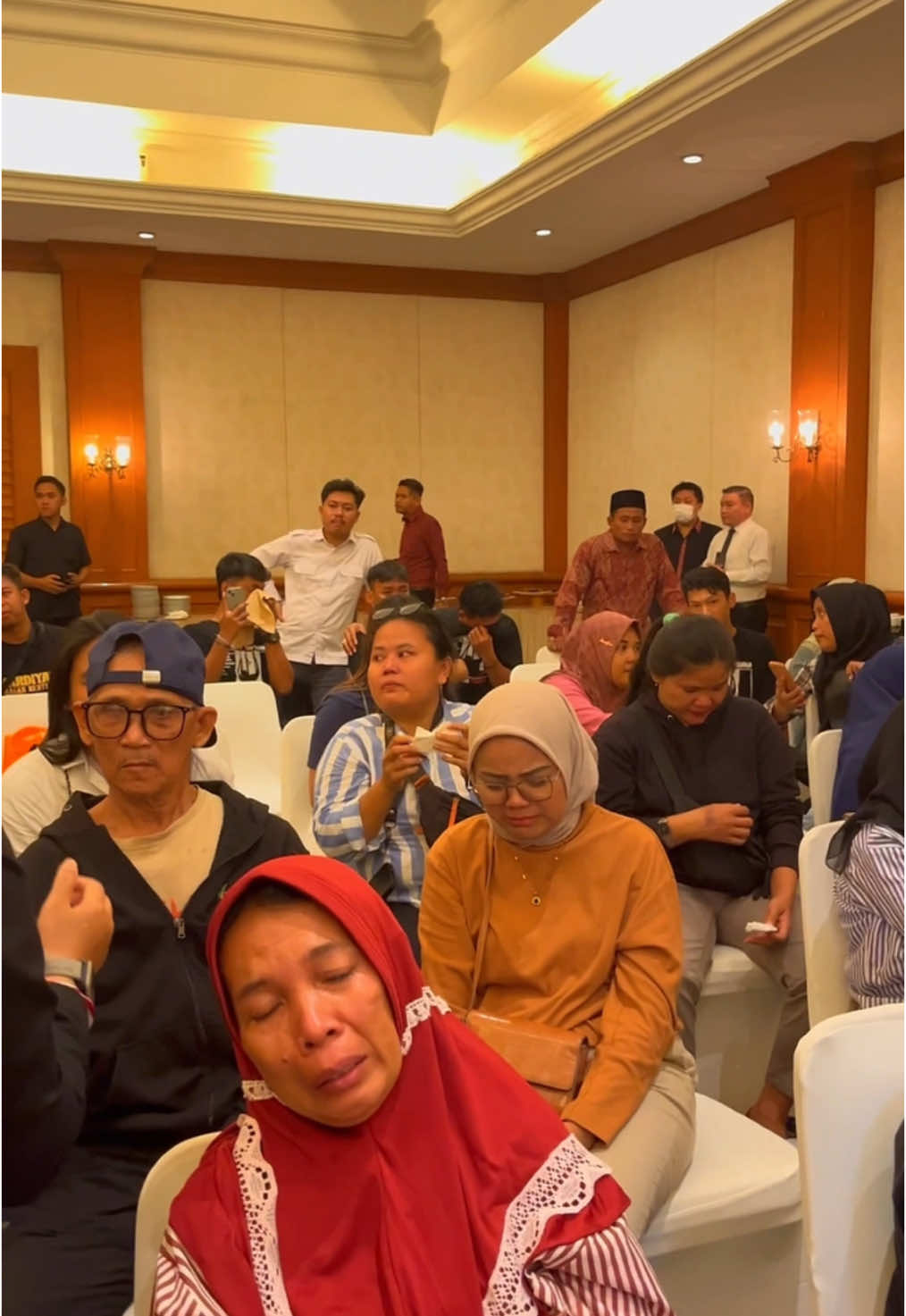 tangisan, kekecewaan🥺💔 bahkan untuk tidak putus asa pun rasanya susah jika hukum dinegeri ini seperti ini🥺 . pak Asep 