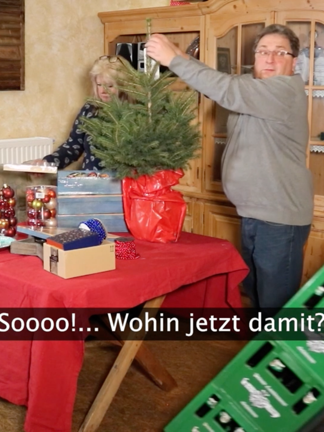 Nachhaltigkeit beim Weihnachtsbaum - Lustiges Video von Bayern-Comedy Weihnachten ist am schönsten mit dem perfekten Baum im Wohnzimmer. Es muss nicht immer der größte sein. Hauptsache er gefällt allen. Und nachhaltiger ist so ein kleiner Baum ja auch, oder? Viel Spaß mit diesem lustigen Weihnachts-Video. Ist ein Geschenk. #weihnachten #weihnachtsbaum #christbaumschmuck #bayern