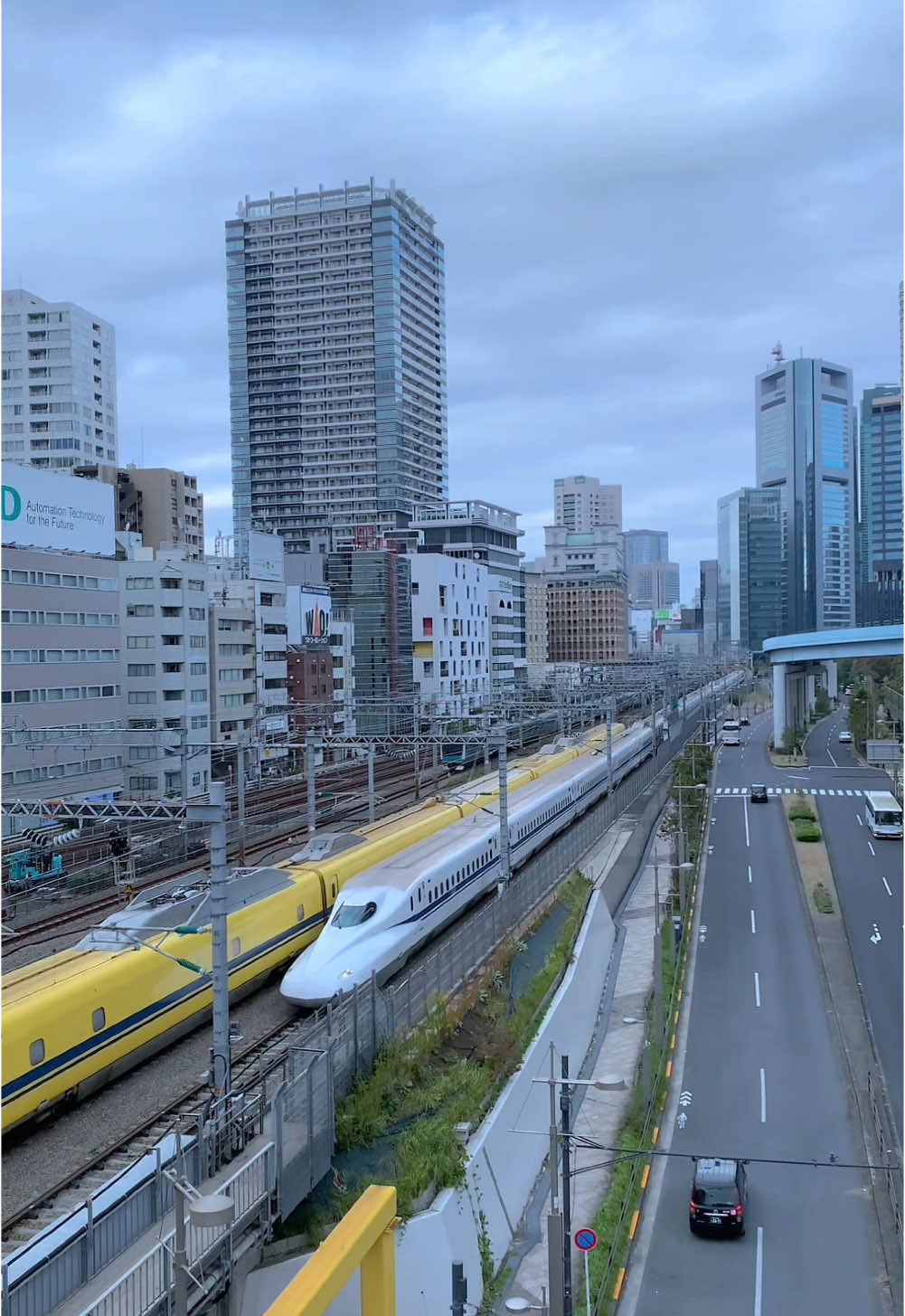 🇯🇵The Rare Shinkansen Train Called “Doctor Yellow” Passing