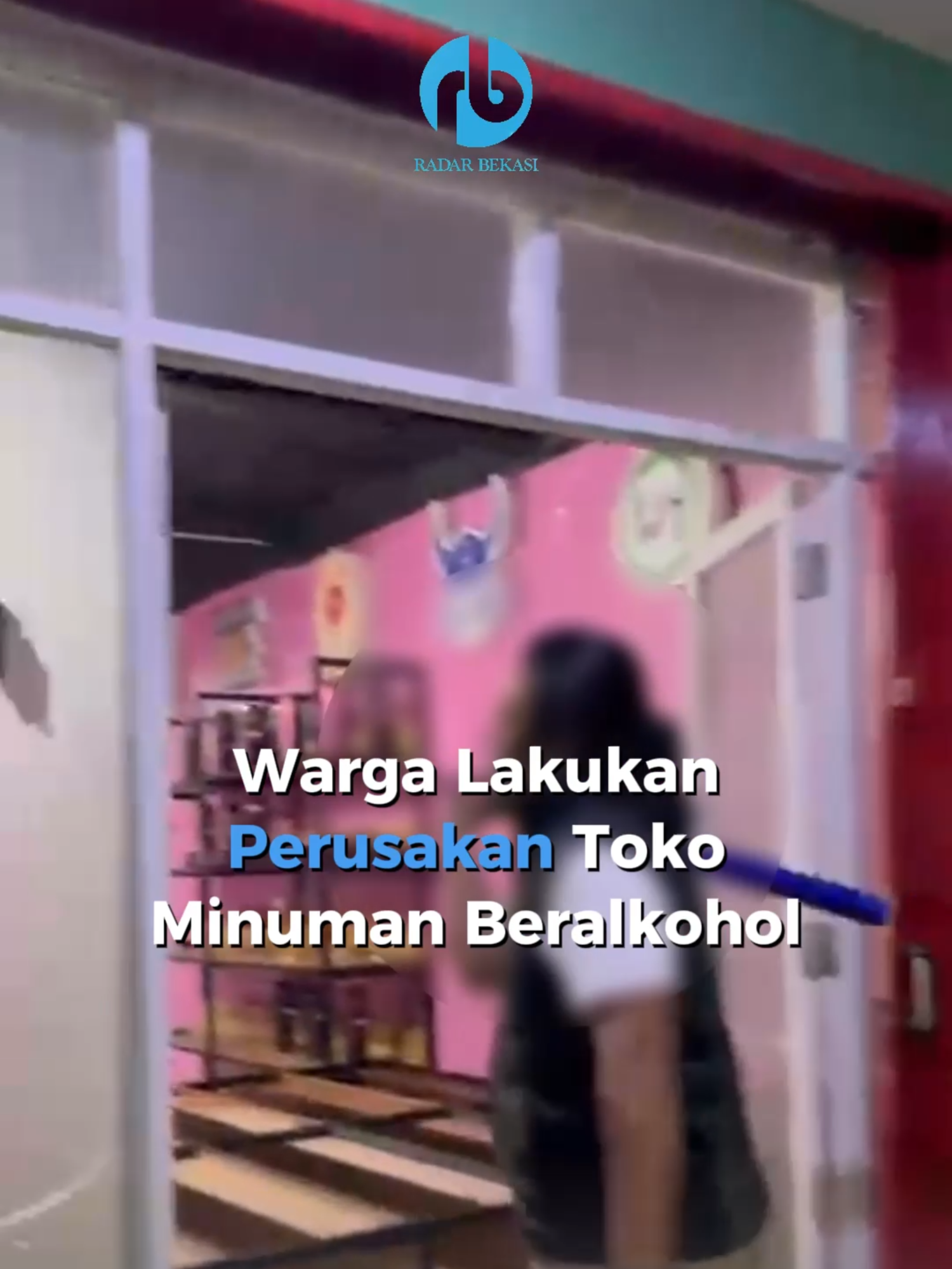 Beredar sebuah video yang memperlihatkan sejumlah warga melakukan perusakan di salah satu toko penjual minuman beralkohol di kawasan ruko Kelurahan Bekasi Jaya Kecamatan Bekasi Timur Kota Bekasi. Dalam video tersebut, terdengar suara cekcok yang diduga antara warga dengan penjaga toko tersebut. Ketegangan tersebut berujung pada perusakan, mulai dari kaca jendela, perabotan, hingga sejumlah botol minuman yang dilemparkan ke lantai hingga pecah. Warga tersebut terlihat membawa alat berupa bat baseball, baik besi maupun kayu, untuk merusak toko tersebut. Pihak kepolisian membenarkan insiden tersebut. Kanit Jatanras Polres Metro Bekasi Kota, AKP Untung Subagyo, mengungkapkan bahwa pihaknya masih melengkapi proses penyelidikan dengan memanggil saksi-saksi dan pelapor. Baca selengkapnya di www.radarbekasi.id (link di bio) #radarbekasii #harianradarbekasi #koranbekasi #beritabekasi #alkohol