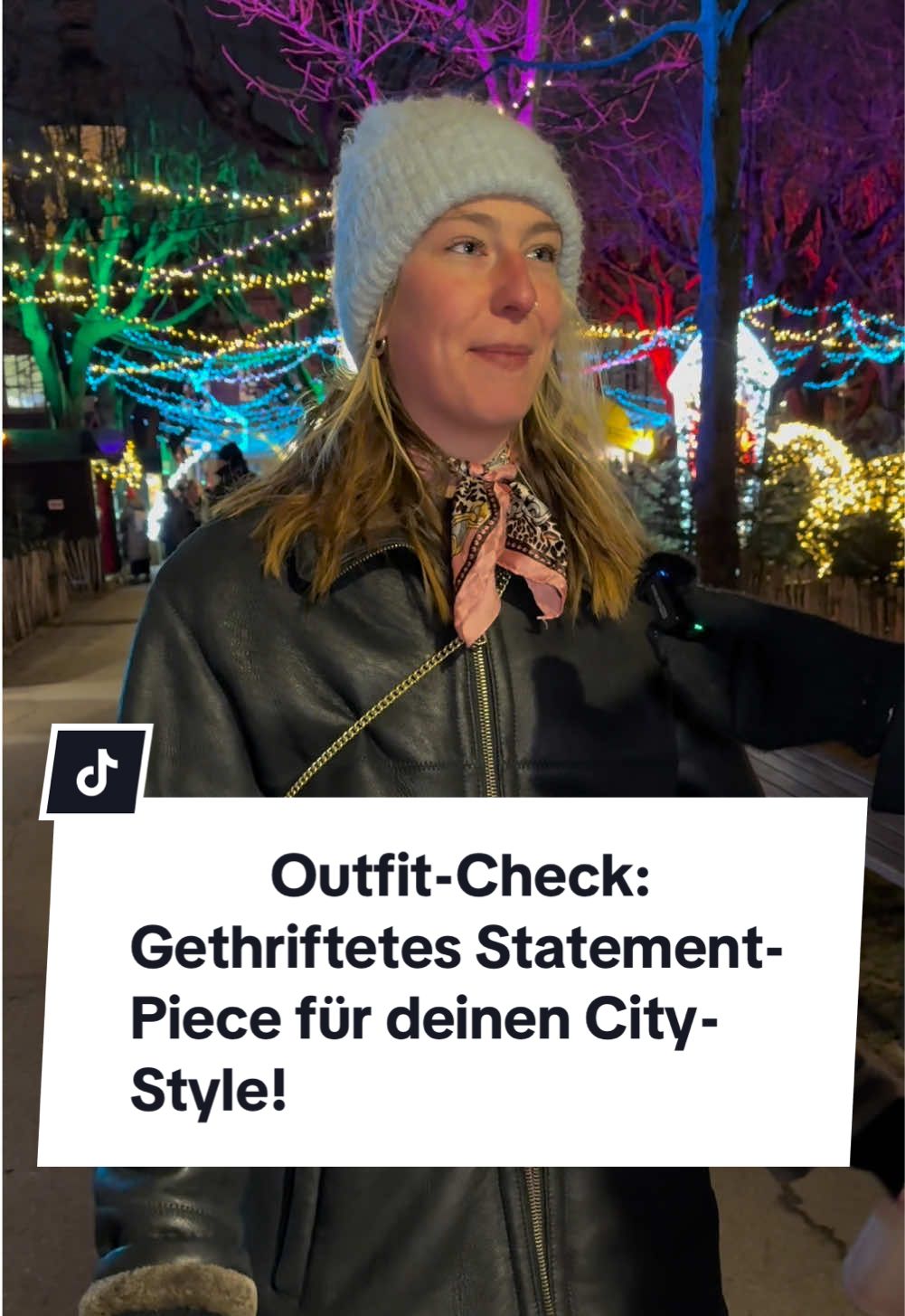 Outfit-Check: Gethriftetes Statement-Piece für deinen City-Style!  #wien #interview #vienna #onthefly #OOTD #mode #streetinterview #style #straßenumfrage #ootd #fashiontrends #trending #outfitcheck #followme #stylecheck #adidas #sustainablefashion #hundm #pullandbear #hm #vintage #secondhand #thrifted #secondhandstyle #vintagevibes #sustainablestyle #vintagestyle #nachhaltigemode #consciousfashion