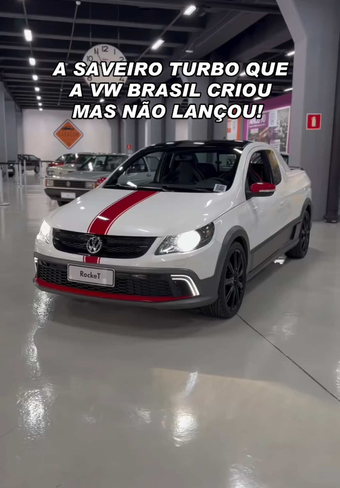 A Saveiro TURBO que a Volkswagen CRIOU mas não lançou! 😯🛻💨 Um dos carros mais BADALADOS do Salão do Automóvel de 2010! Essa é a Saveiro Rocket, a picape esportiva que a @vwbrasil criou mas — infelizmente — não lançou!  Baseada na linha 2010/11 da Saveiro, a versão Rocket nasceu com o propósito de ser uma opção mais “apimentada” da picape compacta, que além do visual, ganhou o motor 1.4 TSI aliado ao câmbio MANUAL.  Mesmo com boas impressões e um projeto de desenvolvimento avançado, a @vwbrasil Saveiro Rocket nunca foi lançada oficialmente.  E aí, já conhecia a Saveiro Rocket? Deixa nos comentários! ⬇️⬇️⬇️ #Volkswagen #SaveiroRocket #Saveiro #VWBrasil  #VolkswagenBrasil @Matheus Avello 