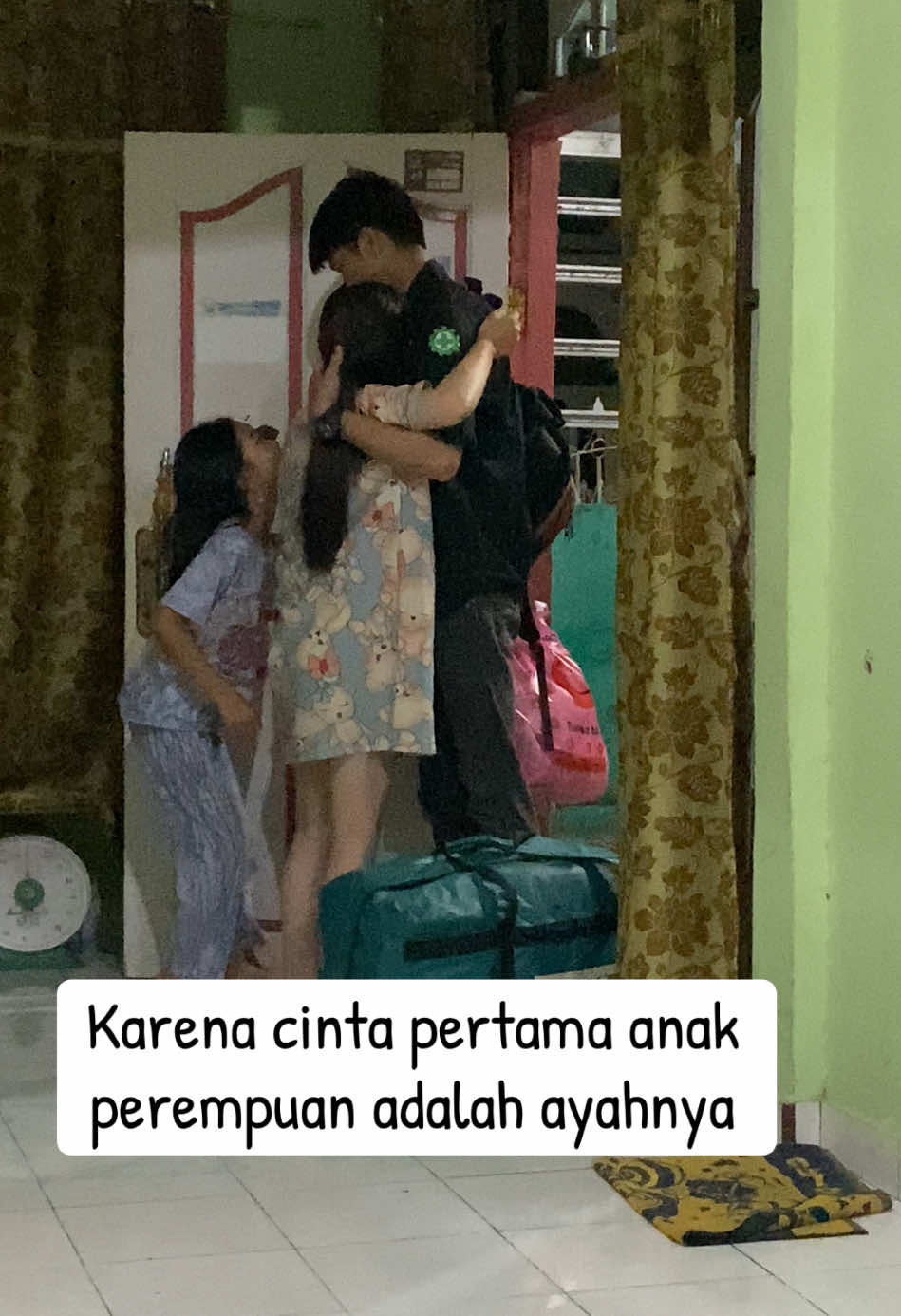 Sengaja pulang gak kasih tau anak2,,terlihat jelas raut wajah bahagia anak2 ku saat bertemu cinta pertamanya,,saking bahagianya sampai nangis ketemu pa2 nya..sehat2 kalian,,bahagia terus 🥰😍@Levina Azdakiana @user49330168509 