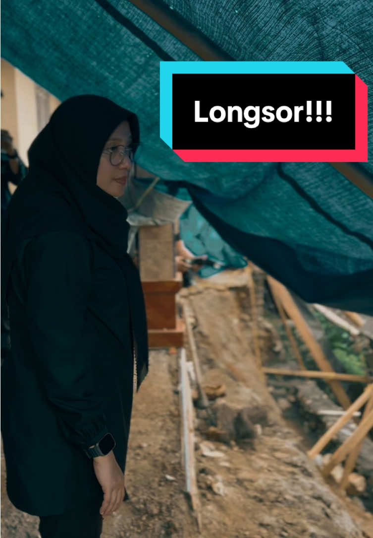 Bu Ipuk mengunjungi lokasi terdampak bencana tanah longsor di Desa Kandangan, Pesanggaran, sekaligus menyerahkan bantuan. #Banyuwangi #fyp #viral 