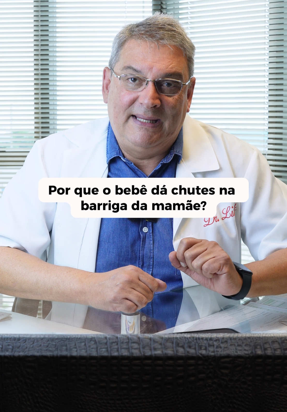 As famosas movimentações fetais… As movimentações fetais são os movimentos realizados pelo feto dentro do útero materno. Elas geralmente começam a ser percebidas pela mãe entre a 16ª e a 22ª semana de gestação, dependendo do número de gestações anteriores e da sensibilidade individual. As movimentações fetais são sinais importantes de vitalidade e bem-estar do bebê.  Elas tendem a aumentar de intensidade e frequência com o progresso da gestação, atingindo o pico por volta da 28ª a 32ª semana.