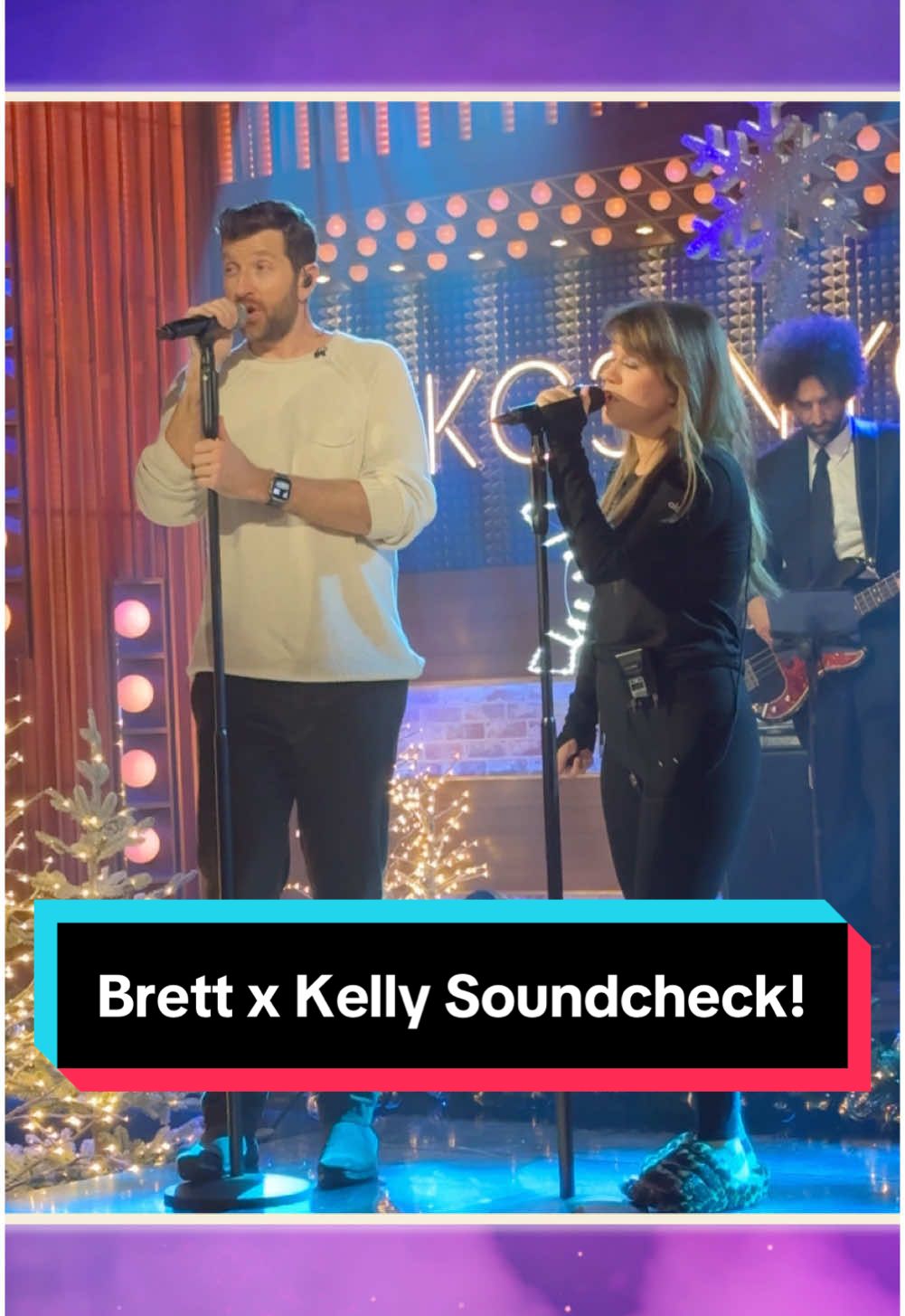 It's gonna be a Sweet December today on Kelly 🤩🎶 @Brett Eldredge @kellyclarkson #holiday #duet #sweetdecember #christmasmusic #kellyoke