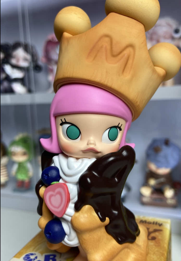 unboxing molly carb lover series ‘elegant waffle’ 👑🧇  #molly #mollycarblover #elegantwaffle #popmart #popmartunboxing #kennyswork #arrtoy #toycollection 