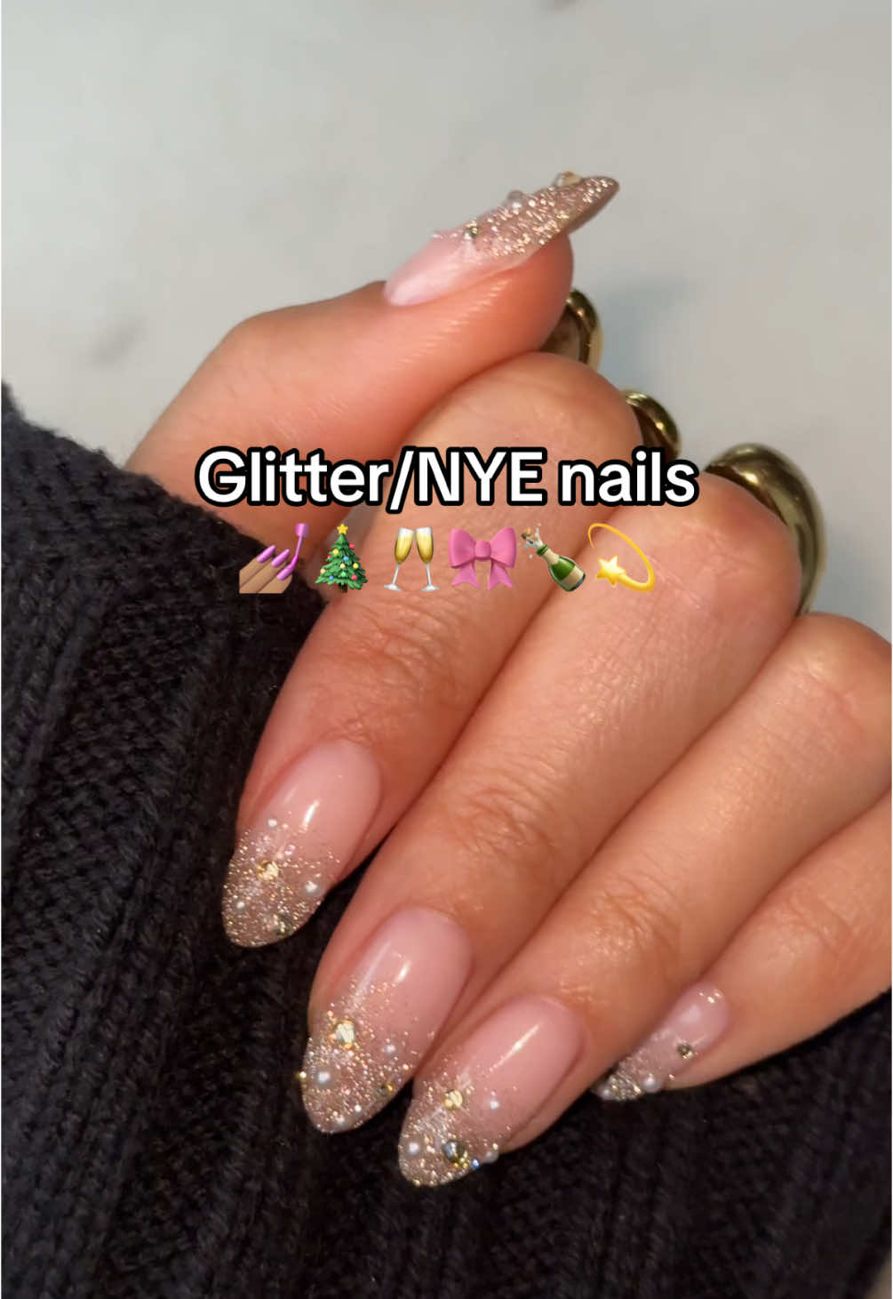 Zo prettyyyy, ombre glitter nails voor kerst of NYE 🎄🥂💫 echt obsessed 😍 @LAKTALK #fyp #foryou #biab #biabnails #nailinspo #nagelinspo #christmasnails #christmas #nails #glitternails #nyenails #partynails #ombrenails #glitterombre #nailsoftiktok #naturalnails #nailart #zwolle #winternails #festivenails #nailtrends #girlynails #girlythings 