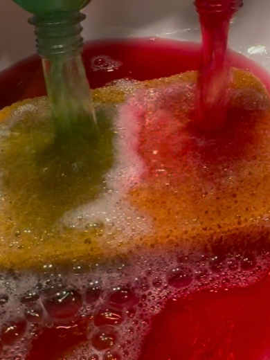 12 Days of Kleanmas (Day 3). Wanted to do some christmas colors and loved this. I've been living in California for 15 years and I still don't understand how it can be 75 degrees in December. Like, be fr. Can't even get in the christmas spirit. #CleanTok #spongeasmr #spongesqueezing #fyp