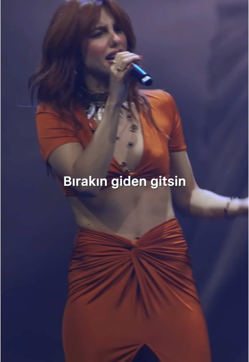 “Umrumda değil, iyi ki bitti Omuzlarımdan koca bir yük gitti Çoktan alıştım yokluğuna inan ki…” 🎙️ Selin - İyileşiyorum . #selingeçit #iyileşiyorum 