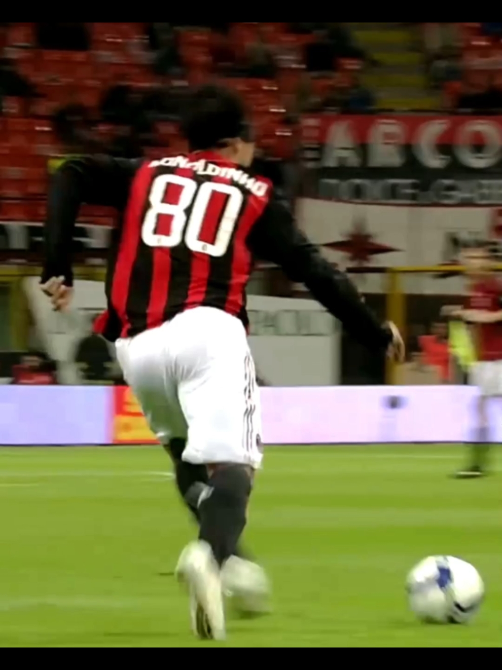 Ronaldinho in Milan 🤩 #milan #Ronaldinho #skills #dribles #viral 