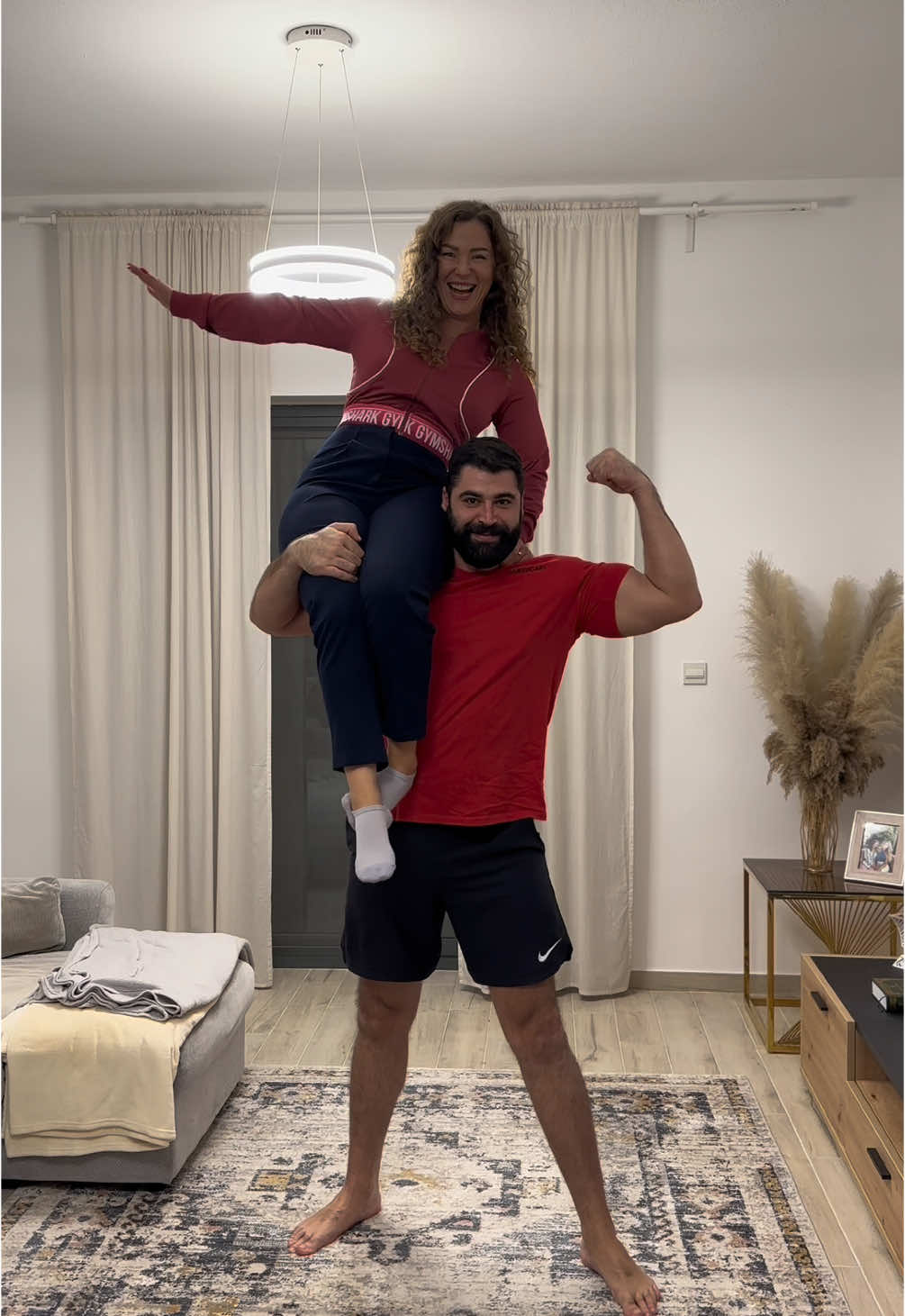 Lift me up! 💪 #liftchallenge #liftmeup #couplechallenge #funnycouples 