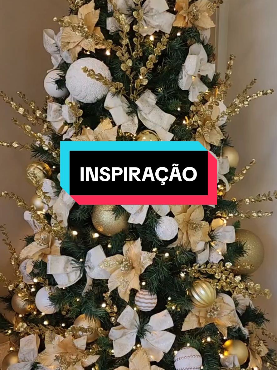 🎄 A Árvore dos Sonhos: Dourada e Brilhante! ✨ Repleta de laços elegantes, flores delicadas e muito brilho, cada detalhe foi pensado com amor para trazer o encanto do Natal. As luzes quentinhas e os enfeites dourados trazem aquela sofisticação que combina com o espírito mágico dessa época tão especial! Me contem: gostaram dessa decoração? Como está a árvore de Natal de vocês este ano? 💛 #ÁrvoreDeNatal #NatalDourado #DecoraçãoNatalina #EspíritoDeNatal #NatalEncantado #FestaDeFimDeAno #DetalhesQueEncantam #BrilhoDeNatal #DecoraçãoDeSonho #natalclássico #árvoredenatal #decoraçãonatalina  #natalelegante #ÁrvoreDeNatal #DecoraçãoDeNatal #feliznatal e #merrychristmas #decoraçãodenatal  #christmasdecor  #presentesdenatal #giftIdeas #fimdeano #anonovo2025 #papainoel  #santaclaus #familia #lookdenatal #natalSP #dicas #criadordeconteudo #vaiprofy #fyppp #foryou