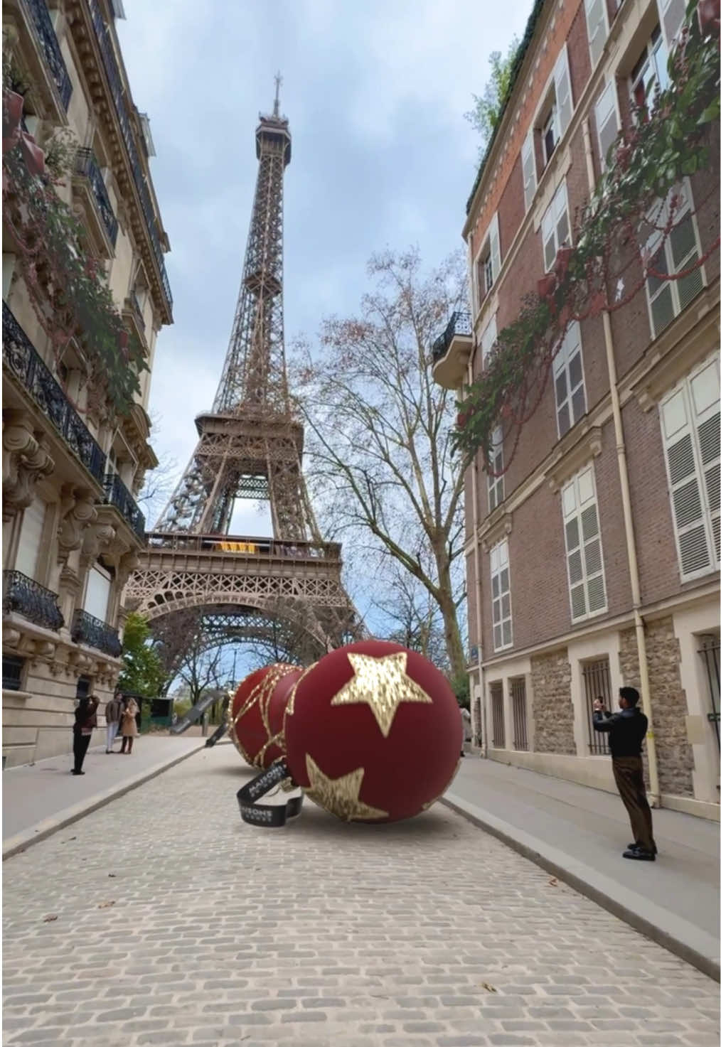 POV : Quand nos boules de Noël viennent décorer la Tour Eiffel ! 🗼🎅 #maisonsdumonde #decoration #noel #paris