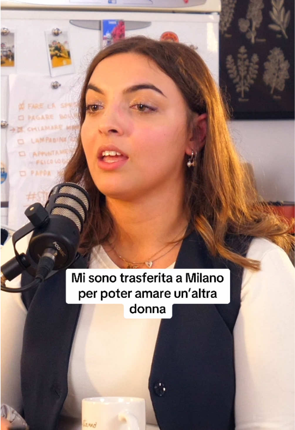 “Ho deciso di uscire dalla bolla per poter amare chi volevo, senza avere paura del giudizio”. In questa puntata di Stendino vi racconto la storia di Arianna, 24 anni, originaria di Viterbo. Cresciuta in un contesto dove la diversità è vista come stranezza, ha deciso di lasciare la sua terra per poter vivere serenamente l’amore per un’altra donna. A Milano ha trovato quella libertà che cercava: rompere la bolla dei pregiudizi e riscoprire se stessa, senza doversi nascondere. Anche in questa puntata, con l’aiuto del nostro partner @subito_it , abbiamo giocato con un oggetto che per me ha significato tanto appena arrivato a Milano, quando mi sono trovato ad affrontare le piccole grandi sfide della quotidianità in totale autonomia: le cuffie. Mentre facevo la spesa, rassettavo la mia camera o quando, durante i primi periodi a Milano, non conoscevo nessuno e mi sentivo solo. Indossavo le mie cuffie e camminavo per la città fingendo di essere in un film. 🎧Ascolta la puntata completa su Spotify o YT (LINK IN BIO) #fuorisede #podcast #lgbt 