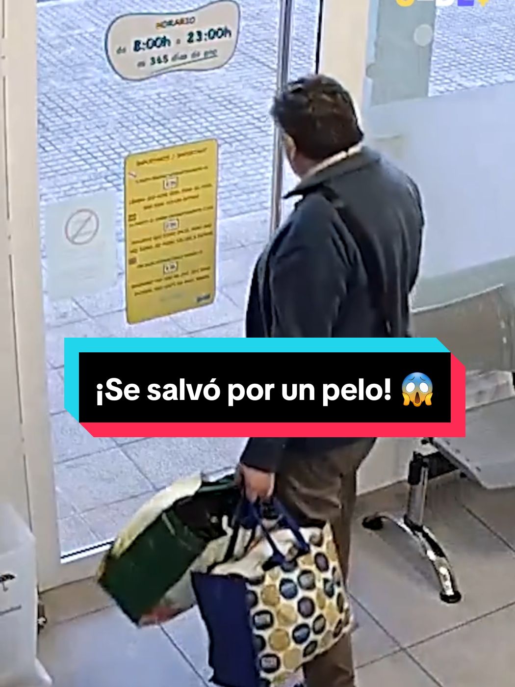 ¡Se salvó por un pelo! 😱 #accidente #entretenews #explosión #curiosidades 