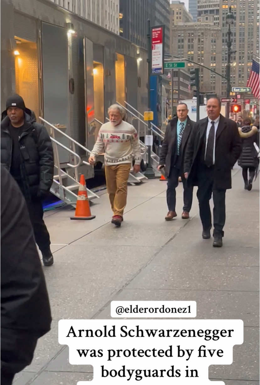 Arnold Schwarzenegger was protected by five bodyguards in New York City this morning while arriving on set for his upcoming movie. (🎥) @elderordonez1 #arnoldschwarzenegger #sylvesterstallone #brucewillis  #tomcruise  #angelinajolie #merrychristmas #christmas   #newyork  #pretty #beautiful #happy #justinbieber #haileybieber #kimkardashian #kyliejenner #fyp #yourpage #newyork #selenagomez #taylorswift