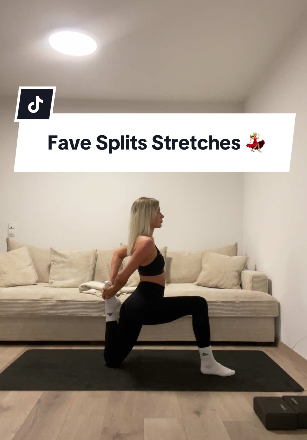 Antwort auf @Say Ihr habt so oft nach meinen favorite Stretching-Übungen für den Frontspagat gefragt, also here it is ✨. Alle Übungen mache ich of course, sowohl rechts als auch links. Ich fange immer mit Mobilitätsübungen an, um die Gelenke erst mal aufzuwärmen und auf die intensive Dehnung vorzubereiten. Das würde ich euch auch immer als Warm-up empfehlen, vor dem Tanzen oder im Gym. Danach mache ich weiter mit statischen Dehnübungen. Da halte ich die Positionen ca. 30-60 Sekunden. 🫶🏼💃🏼 #spagat #splits #spagattutorial #gymgirl #dancer #dancersplits #viral