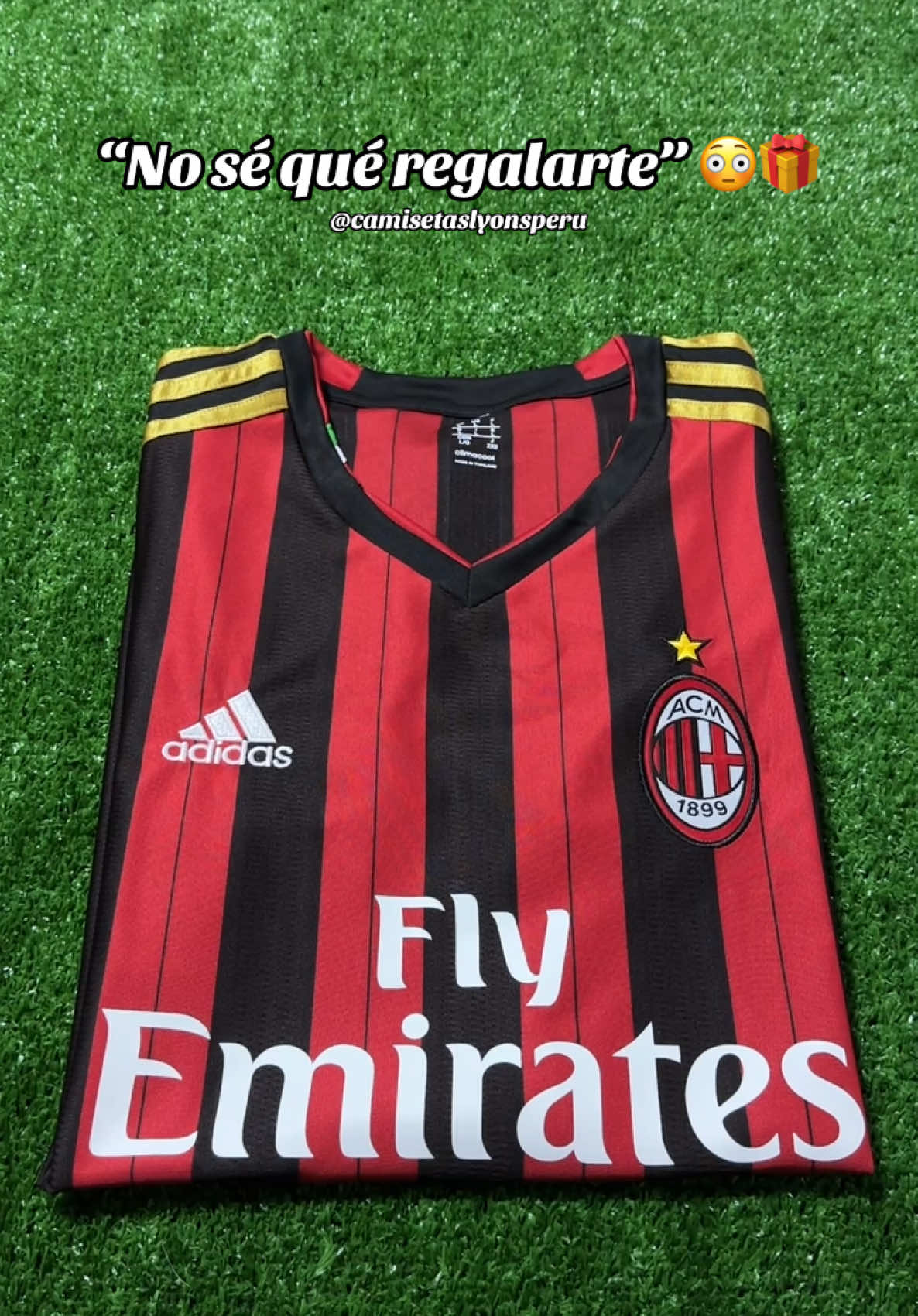 Esta camiseta del Milan es el regalo perfecto 😏🎁 con el dorsal de Kaka' 🐐🇧🇷 . . #kaka #milan #camisetas #camisetasdefutbol #footballshirt #footballjersey #parati 