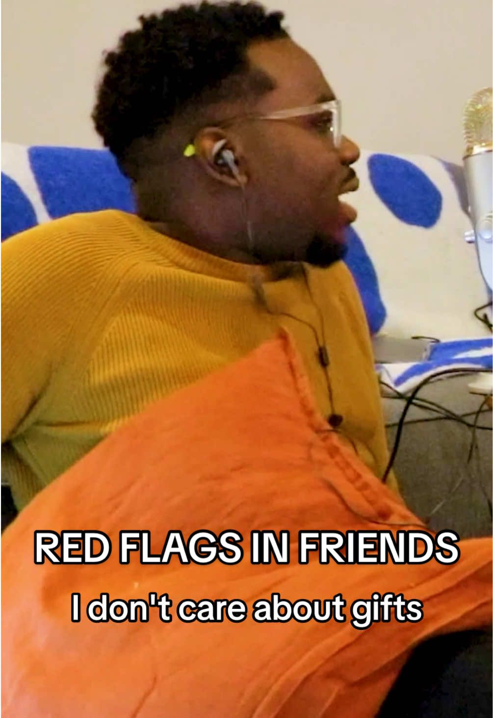 What is the biggest red flag in a friend? #fakefriend #fakefriends #fakefriendship #fakefriendships #redflags #redflag 