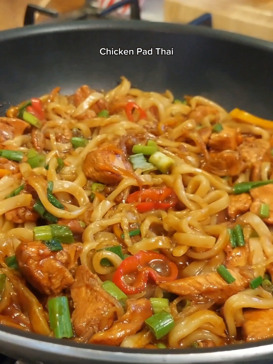 Chicken Pad Thai 😋 Super quick, easy, and absolutely delicious – perfect for everyday meals! You can find this recipe and many more simple recipes on my website: barbhomekitchen.com (link in bio).