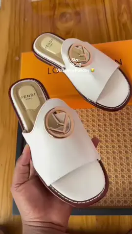 KARIBUNI MJIPATIE VIATU VYA CHRISTMAS #fendishoes #tiktotrending 