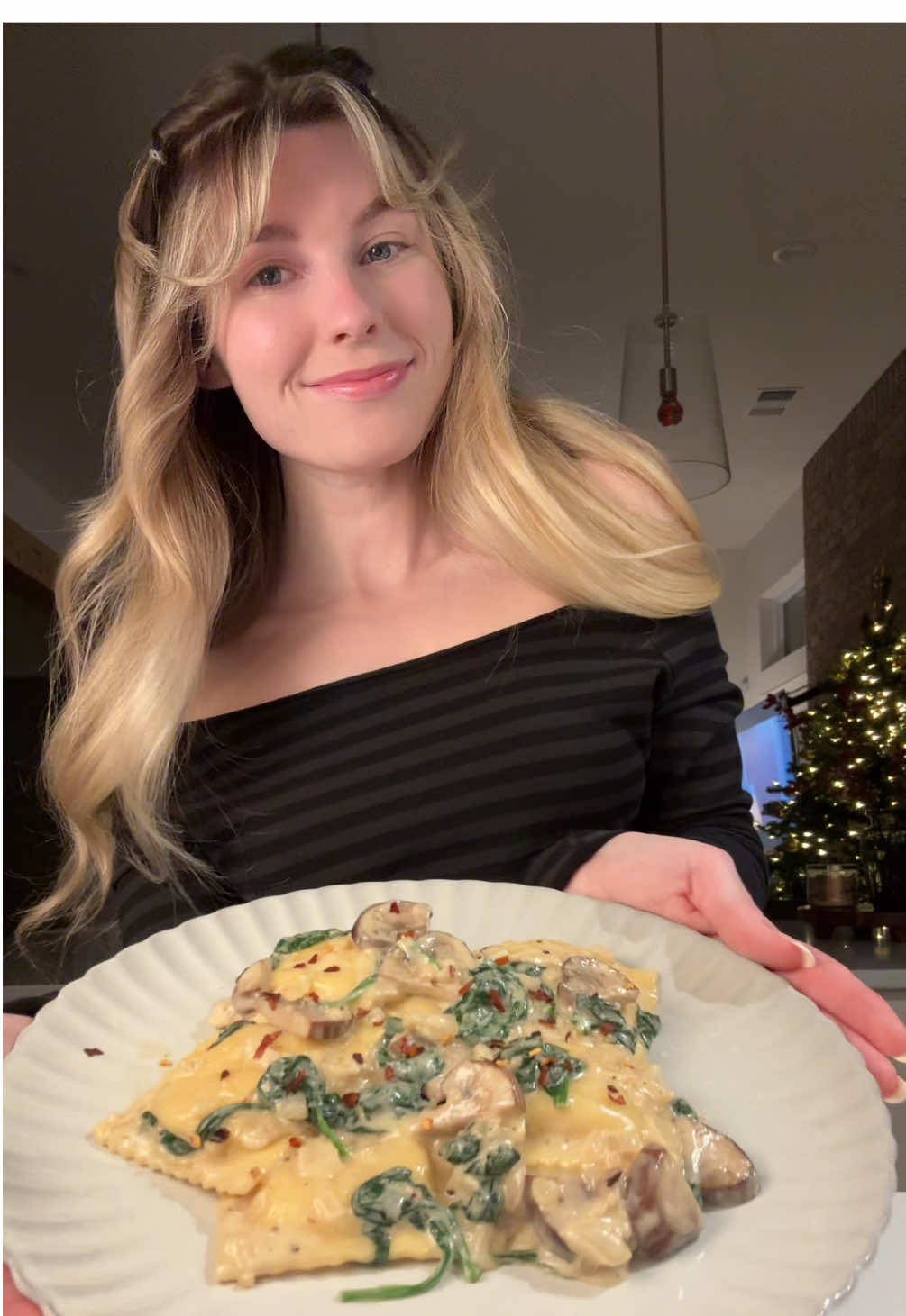 Full recipe! It’s giving Bella Swan 🦢 - 1/4 cup of butter - 1 tbs garlic - 1/2 yellow onion - 1/2 cup mushrooms  - salt and peoper to taste - 1-1.5 cups of heavy cream  - 2 cups spinach - I used 4 cheese ravioli  - Parmesan and red pepper to taste If it’s too thick, add more liquid (you can do pasta water from your cooked pasta as well 😌) #dinnerfordummies #dinner #cookwithme #recipes #yummy 