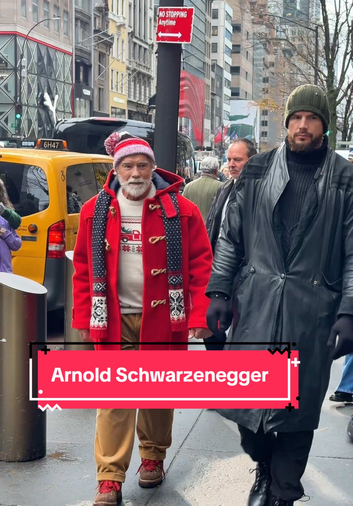 Arnold Schwarzenegger is Santa Claus in a New Christmas Movie currently filming in NYC 🎬🎅 “The Man with the Bag” is the name of this festive movie bringing Arnold and Alan Ritchson together! The both were filming today on Fifth Avenue and the child actress really seemed to enjoy Arnold’s company 🥰 #arnoldschwarzenegger #themanwiththebag #christmasinnyc #entertainmentnews #bts #nyc 