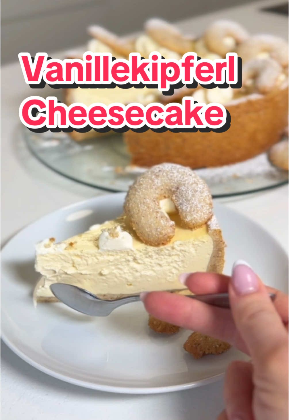 Vanillekipferle Cheesecake 😍🎄 SchautInUnsereProfilbeschreibung Mit unserem Code DAILYFAMILY10 bekommt ihr 10% Rabatt auf den GESAMTEN SHOP von @thommel_hausrat !!! www.thommel-hausrat.de Oder LINK IN DER PROFILBESCHREIBUNG ! Für den Teig (24er Springform)  -  250g Mehl -  220g Butter -  100g gemahlene Mandeln -  80g Zucker -  Päckchen Vanillezucker Cheesecake Creme -  1kg Magerquark  -  500g Quark oder Joghurt mit Vanillegeschmack  -  1 Päckchen Vanillepudding Pulver -  2 Eier -  200g Zucker  Topping -  200ml Sahne -  100g Frischkäse -  3 EL Puderzucker  Und so einfach gehts -  Für den Teig alle Zutaten miteinander verkneten und 1/4 davon weg legen, für die Vanillekipferle. -  Den Rest des Teiges in einer Springform gleichmäßig verteilen. -  Für die Füllung alles miteinander vermischen und auf dem Teig verteilen. -  Den Cheesecake im Backofen bei 175 Grad, für ca.1h Stunde backen und anschließend komplett abkühlen lassen und über Nacht in den Kühlschrank stellen. -  Aus dem restlichen Teig Vanillekipferle formen und für 8-10 Minuten bei 180 Grad backen. -  Zum Schluss für das Topping die Schlagsahne, Frischkäse und Puderzucker fest aufschlagen und den Cheesecake damit dekorieren. Musik: Happy Santa Musiker: Grand Project Url: https://pixabay.com/music/-happy-santa-127421/ #dessert #rezept #thommel #ravensburg