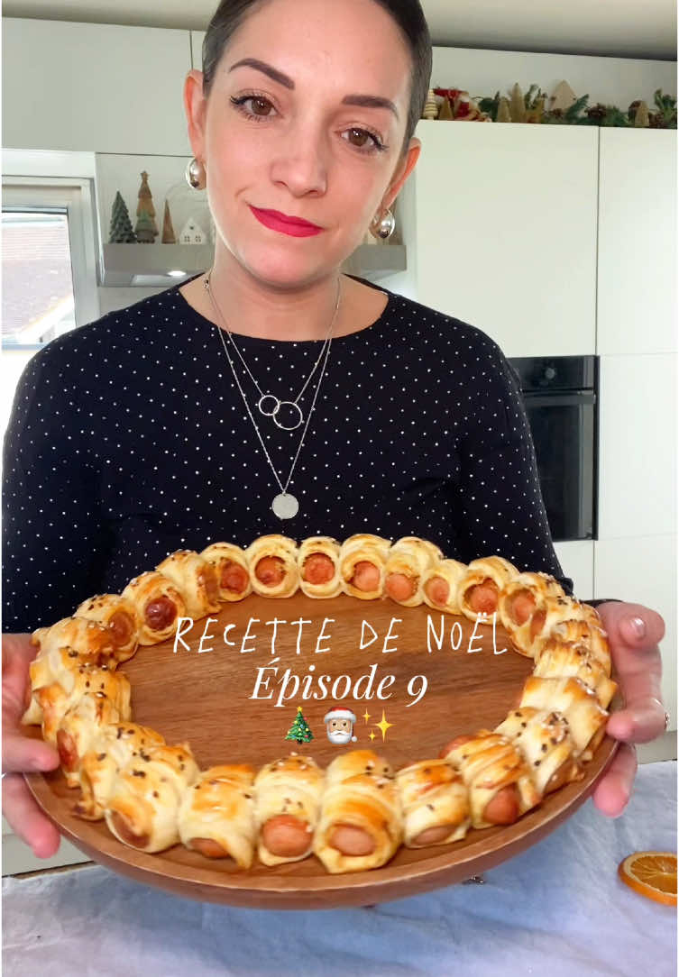 Recette de Noël, épisode 9 🎄🎅🏼✨ Les classiques feuilletés à la saucisse!  Vous m’aviez demandé la recette alors là voici! Elle est vraiment très simple, je les ai juste disposés en forme de couronne pour que ça fasse un peu plus apéro de fêtes!  - 1 pâte feuilletée  - 7 knackis  - 1 CS de moutarde  - graines de sésame  - 1 œuf pour la dorure  #apero #aperitif #aperodinatoire #aperitifdinatoire #aperodenoel #recette #recettenoel #recettedenoel #noel #christmas #christmasrecipes #entreedenoel #repasdenoel #repasnoel2024 #feuilleté #feuilletés #roulé #roulésaucisse #couronne #couronnereuilletée