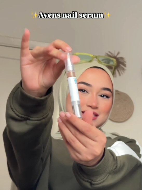 دلوقتي فرصتك مع Keranaily serum تشوفي ضوافرك أطول، أقوى وبلمعة صحية 🤩🫶🏼 ▪️كملي الفيديو وأعرفي ازاي نهى شكري قدرت تطول ضوافرها في أسبوع واحد بس! 🌟 أول سيروم بتقنية الـ BLP مخصص لزيادة طول وقوة الأظافر وعلاج تقصفها في حالات ضرر الهارد جيل والأكليرك مع ترطيب الـ cuticles حولها.  يحتوي على البيوتين، ليبزومل كافيين والبانثينول ومستخلصات طبيعية. اطلبيه دلوقتي من خلال رسائل الصفحة او من خلال رسائل الصفحة او من خلال الويب سايت بخصم يصل إلى 40% ومتنسيش تسألي عن your mini samples bag لما تشتري قطعتين أو أكتر 🤩🛍️ https://avenscosmetics.com/product/black-friday-offer-keranaily-serum/  #Avens #Keranaily #nails #serum #noha_shokry #nailserum