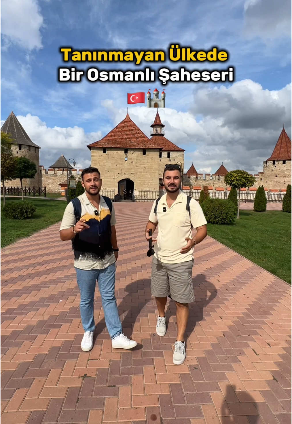 Sondaki aletler bizden kalma mı? 🔑 Bender Kalesi'nin anahtarı, günümüzde İstanbul'daki Topkapı Sarayı'nda sergileniyor. 📜 Evliya Çelebi, Seyahatnamesinde Bender Kalesi'nden övgüyle bahsediyor ve önemini vurguluyor. 🏰 Dinyester Nehri kıyısındaki Bender Kalesi, Osmanlı Devleti’nin son sınır kalesi olarak biliniyor.  🖋 Kale girişindeki kitabede, Kanuni Sultan Süleyman’ın “Ben dünyanın tek hâkimiyim” sözleri dikkat çekiyor. 👑İsveç Kralı 12. Şarl, Rusya yenilgisi sonrası 3 günlüğüne geldiği kalede 4 yıl Osmanlı himayesinde kalmış, ardından zorla ülkesine gönderilmiş.  🧟‍♀️Efsaneye göre, Osmanlı komutanının aşkına karşılık vermeyen bir Moldovan kız, surlardan atılmış ve o günden beri hayaletinin kalede dolaştığı söyleniyor. 🎟Kişi başı giriş ücreti 50 Transdinyester Rublesi (yaklaşık 100₺). ✈️ Bender Kalesi'ne ulaşmak için önce Moldova'ya giriş yapmalı, ardından Transdinyester bölgesine geçmelisiniz. #seyahat #gezilcekyerler  #bender #osmanlı #tiktokrehberim 