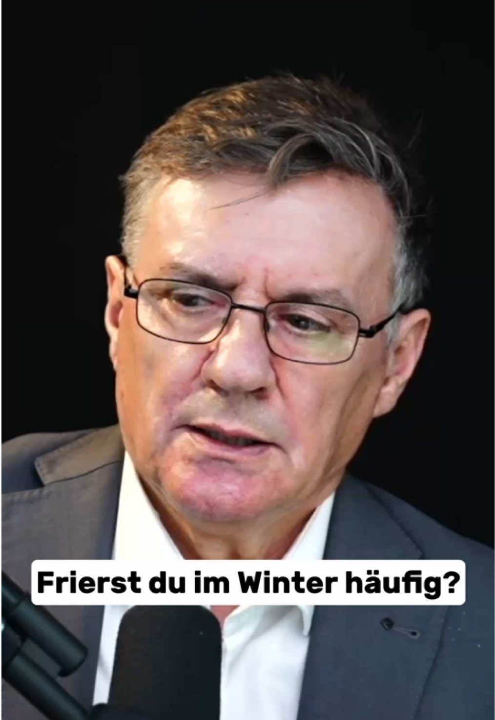 ❓ Untertemperatur – Was bedeutet sie, und was steckt dahinter? Unsere Körpertemperatur ist ein wichtiger Indikator für unsere Gesundheit. Liegt sie dauerhaft unter 36,8 °C, könnte das auf eine Schilddrüsenunterfunktion hinweisen. Der Arzt erklärt: 👉 **Warum ist die Temperatur wichtig?** ✔️ Die Schilddrüse steuert den Stoffwechsel und damit auch die Körpertemperatur. ✔️ Eine Unterfunktion kann dazu führen, dass der Stoffwechsel verlangsamt wird, wodurch die Temperatur abfällt. 📋 **Tipp:** Führe eine Temperaturtabelle! Miss deine Körpertemperatur täglich direkt nach dem Aufstehen – bevor du etwas Kaltes oder Warmes isst oder trinkst. Am besten misst du im Mund und berechnest daraus den Durchschnitt. So lassen sich Schwankungen oder dauerhaft niedrige Werte leichter erkennen. ❗ Wenn du regelmäßig Untertemperatur feststellst, sprich mit deiner Ärztin oder deinem Arzt und lass deine Schilddrüsenwerte überprüfen. ❗ Disclaimer: Dieser Beitrag dient nur zur Information und ersetzt keine ärztliche Beratung. ❓ Kennst du deine Körpertemperatur? Schreib es in die Kommentare! 👉 Folge für mehr spannende Medizin-Tipps! #gesundheit #untertemperatur #schilddrüse #stoffwechsel #körpertemperatur