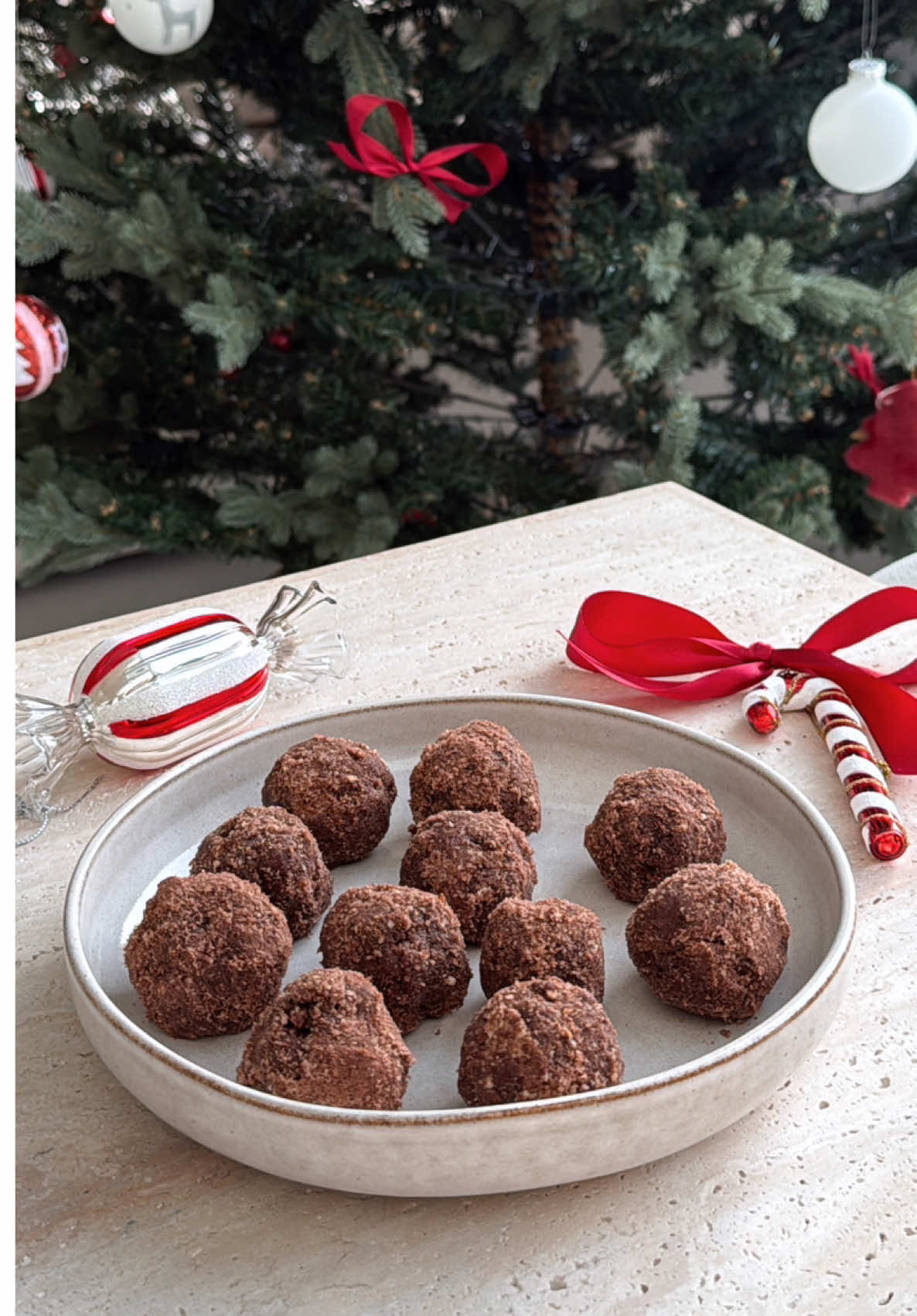 Découvrez une recette de « Truffes saines de Noël » 🥰🎄 pour se faire plaisir sans culpabiliser ! 🤩 🍫  Pour cette recette (12 truffes) vous aurez besoin de ⬇️  ⭐️ 200 g de dattes dénoyautées ⭐️ 100 g de noisettes en poudre ⭐️ 2 cuillères à soupe de cacao en poudre non sucré ⭐️ 1 cuillère à soupe de beurre de noisettes ⭐️ Une pincée de sel ⭐️ Une pincée de cannelle ⭐️ Toppings : cacao en poudre (amer) ou noisettes en poudre 👨🏻‍🍳 Étapes : 1️⃣ ⁠Mixer les dattes pour obtenir une pâte. 2️⃣ Ajouter la poudre de noisettes, le cacao, la purée de noisettes et le sel, puis mixer à nouveau. 3️⃣ ⁠Former des boules avec la pâte et les rouler dans le cacao et/ou la poudre de noisettes. 4️⃣ Réfrigérer pendant 1 heure avant de déguster. Et c’est prêt ! Facile non ? 😏  Commente 🍫 si tu vas tester cette recette pour les fêtes ! #fitxmas #fitaya #noel #christmas #christmas2024 #noel2024 #fitayafetenoel 