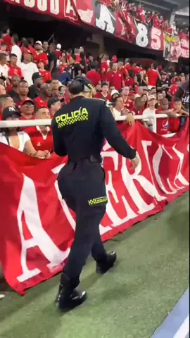 cette femme policière a fait trembler les spectacteurs avec son look #fyp #america #states #policia #france🇫🇷 