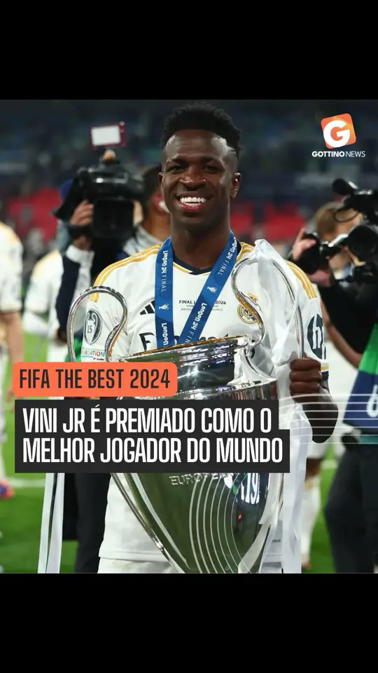 👉 Vinicius Júnior é eleito como o melhor jogador do mundo no Fifa The Best 2024, premiação que acontece hoje, em Doha, no Catar. O atacante do Real Madrid e da Seleção Brasileira se junta a um seleto grupo de brasileiros que conquistaram o troféu, como Romário, Ronaldo Fenômeno, Rivaldo, Ronaldinho Gaúcho e Kaká. Aos 24 anos, Vini Jr. é o primeiro brasileiro a vencer o prêmio desde 2007. Na última edição da Bola de Ouro, ele ficou em segundo lugar. Durante a temporada 2023/24, o jogador foi crucial para o Real Madrid, conquistando a Champions League e a La Liga, com 24 gols e 11 assistências em 39 partidas.