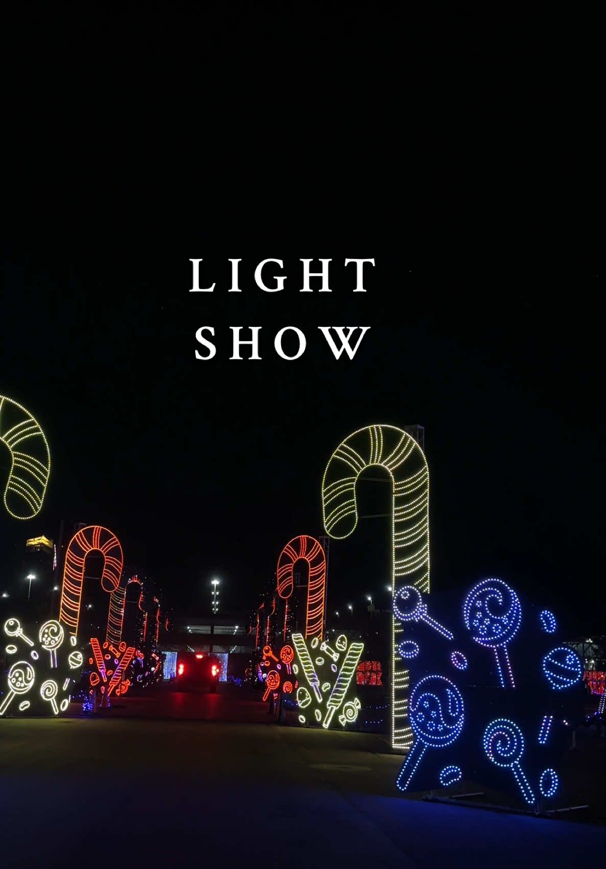 If you’re in Vegas, this is the World of Illumination at the M resort 🤍🎄✨  #christmascountdown #christmasactivities #christmastiktok #lightshow #fyp 