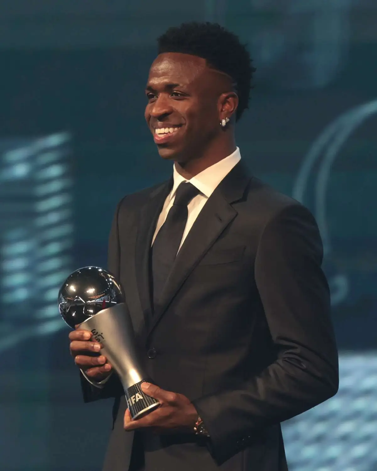 Vini Jr wins the ‘FIFA Best’ award 👑🇧🇷 #viniciusjunior #vinicius #fifabest #fifa #vinijr🇧🇷 #vinijr #rma #realmadrid #halamadrid #football #Soccer #fyp #foryou 