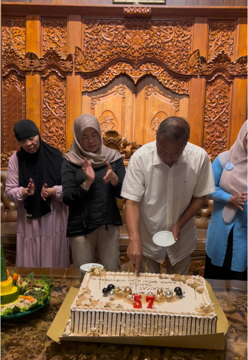 Selamat Ulang Tahun yang ke-57 untuk Bapak Gatut Sunu Wibowo! Semoga senantiasa diberkahi kesehatan, kebahagiaan, dan kesuksesan dalam memimpin dan menginspirasi. Semoga Bapak terus menjadi panutan dan membawa keberkahan bagi banyak orang. @GATUT SUNU  . . MENUJU TULUNGAGUNG MAJU . #gatutsunu #gatutsunubaharudin #GABAH #tulungagung24jam #gabahuntuktulungagung #tulungagunghitss #golkarindonesia #tulungagung #tulungagung24jam🚀 #kacamatatulungagung #radartulungagung #fyptulungagung #tulungagungjatim#tulungagungkotacethe 