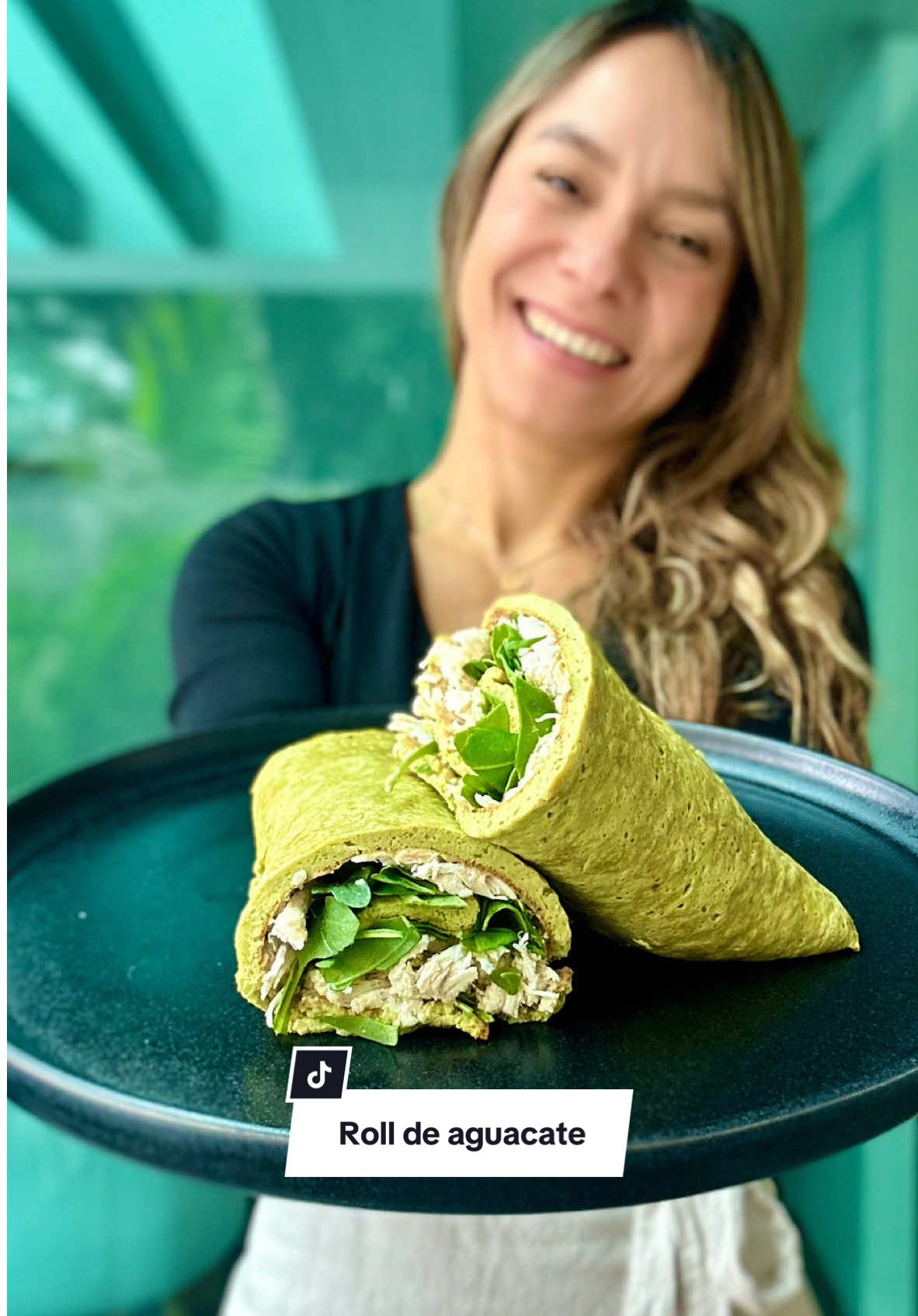 ROLL DE AGUACATE  ✅SIN HARINAS✅SIN LACTOSA✅ALTA EN PROTEÍNA RECUERDA DEJARME TU♥️ GUARDAR Y COMPARTIR ESTA RICA IDEA🥰 Esta opción es genial para llevártela a donde quieras o para una cena completa ya que es súper saciante. Anímate a probarla! INGREDIENTES PARA UNA SARTÉN DE 26 CM 🥑1 aguacate pequeño 🥚2 huevos medianos 🧂Sal y pimienta al gusto 👉🏼OPCIONAL PARA EL RELLENO: hummus, pechuga de pollo cocida y rúcula  PREPARACIÓN  🥑Aplasta el aguacate, mézclalo bien con los huevos hasta que no te queden grumos y opcionalmente añade sal y pimienta 🥚Engrasa una sartén a fuego medio, vierte la mezcla, repártela y  cocina con tapa hasta que cuaje. Dale la vuelta y cocina un par de minutos más  👉🏼Retírala con cuidado, añade los ingredientes que prefieras, enrolla, corta y disfruta! #recetasfaciles #singluten #sinharinas#sinlactosa #fit #keto 