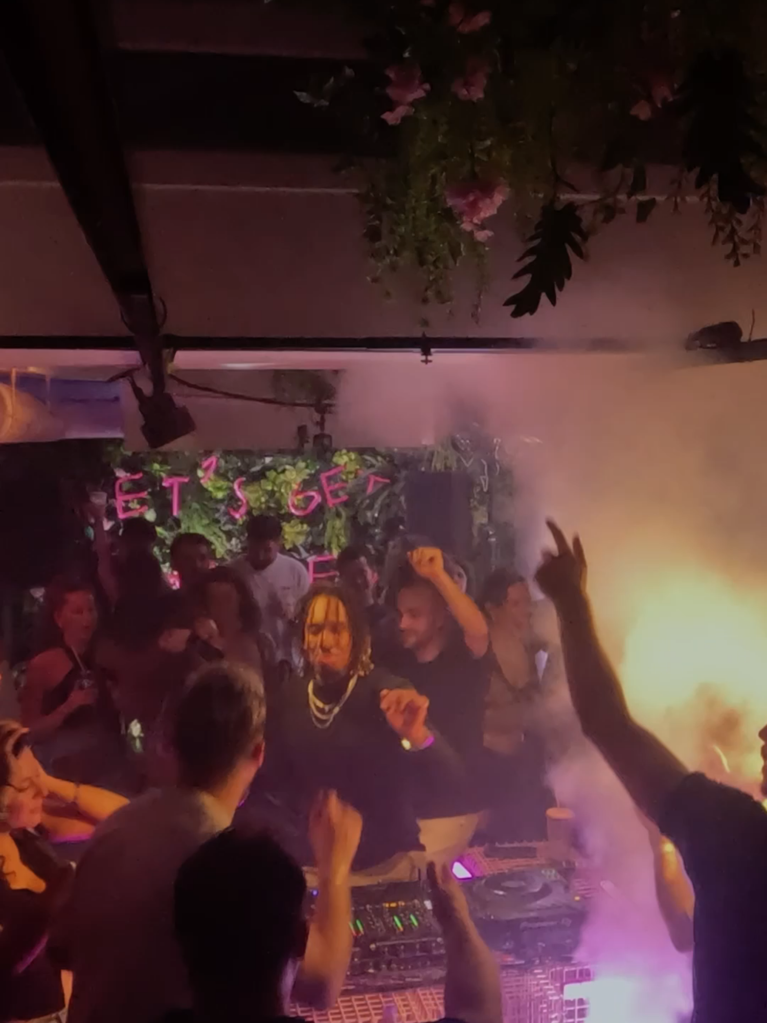 Another video of an unforgettable night at Maijard Smashburgers Amsterdam! The perfect blend of vibe, energy, and beats you can’t resist. Who’s ready for more? _________________________ 🎵: MaijardSmashburgers ⚫️: lenoir.community 📍: Maijard Smashburgers Amsterdam #amsterdamdanceevent2024 #afrohouse#house #amsterdambeats#MaijardSmashburgers#EpicNights #HouseVibes #Eindhovenvibes #energy