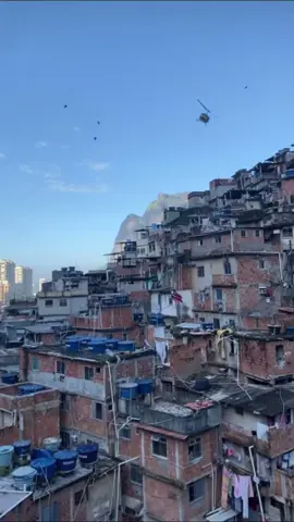 Paisagem e linda mas quando o bope vem…💀🪦#riodejaneiro #brasil #rocinha #viral?tiktok🥰 #foryou #viral_video 
