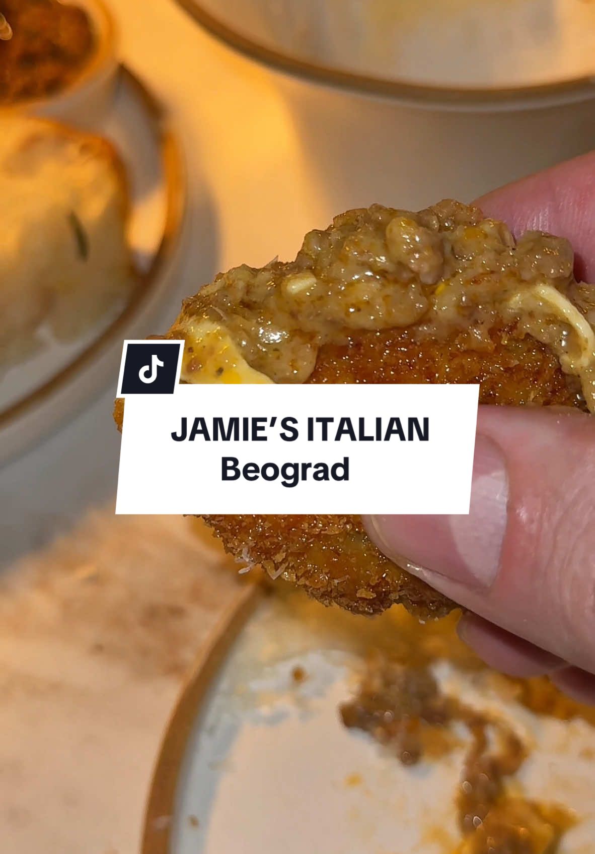 Jamie’s Italian, Hercegovačka 14, Beograd Bio sam malo skeptičan po pitanju Jamie’s-a pre nego što sam došao. Glavni razlog je to da sam kapirao da je to klasičan franšizni koncept koji ne dozvovljava nikakvu formu prilagođavanja ali je to bila zabluda. Lokal funkcioniše po principu da iz ogromne baze Džejmijevih recepata lokalni šefovi mogu da biraju i koncipiraju svoj meni, uz lokalne sirovine, što je suštinski bitno. Paste prave sami na ulazu u lokal. Jedna gospođa koju, logično, zovu Nona je zadužena samo za to i to je negde garant da ćete imati odlične testenine. Predjela su bila vrhunska, nisam dobro snimio čips od palente koji takođe spada u taj deo i ne treba ga propustiti. Dezerti 👌🏼👌🏼👌🏼👌🏼