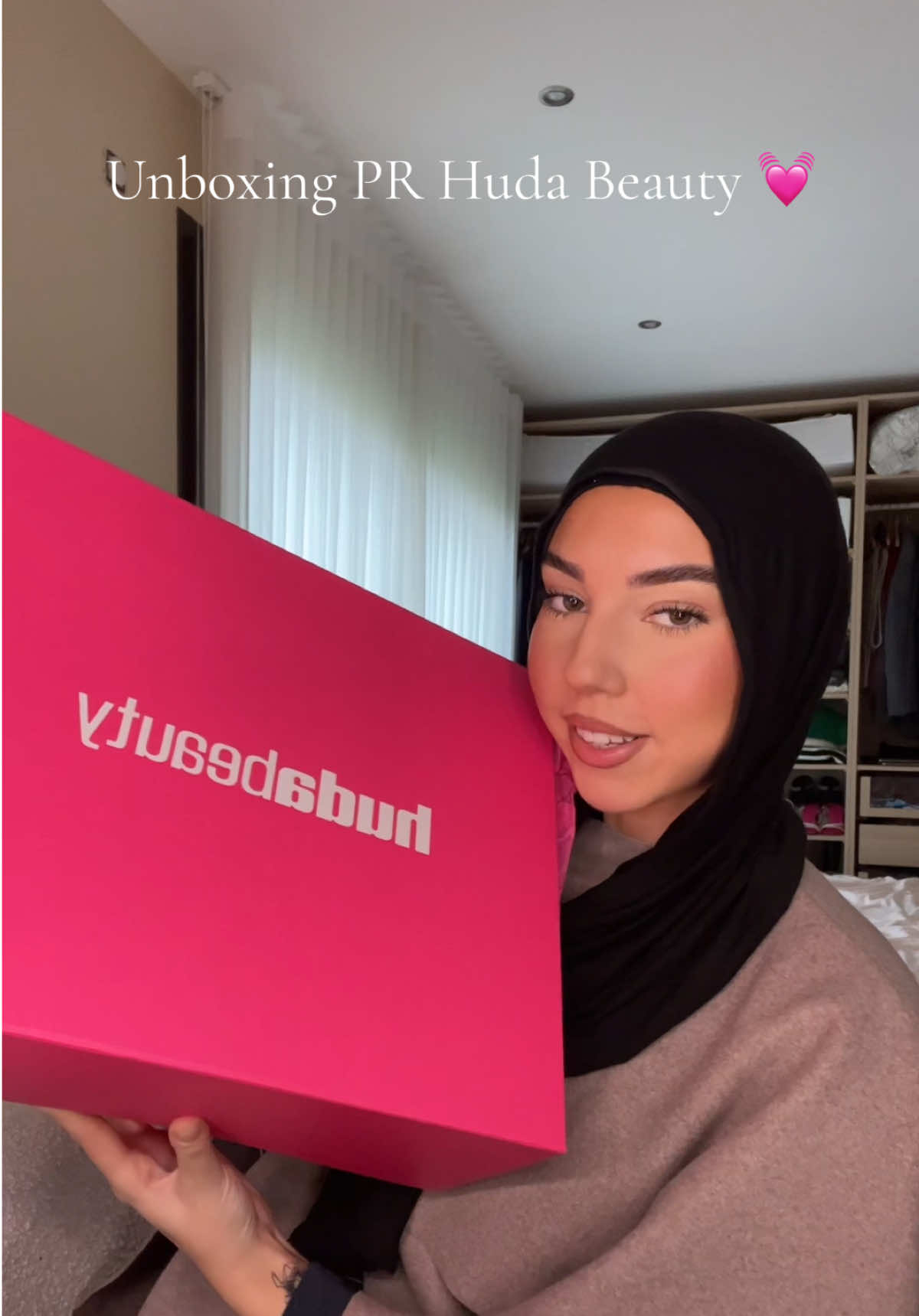 Meilleur colis presse au monde @Huda Beauty 💓 #pourtoi #fyp #unboxingvideo #hudabeauty 