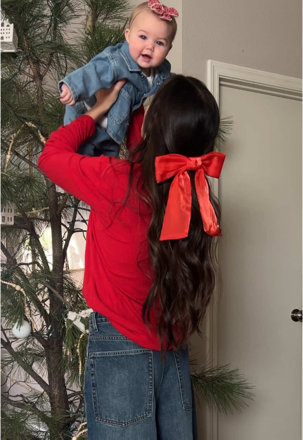 Feeling festive for a christmas party today ❤️🎅🏻 #christmasoutfit #babyoutfit #babyjeans #mommyandmeoutfits #mommyandme #firsttimemom #firstchristmas #babysfirstchristmas #redbow 