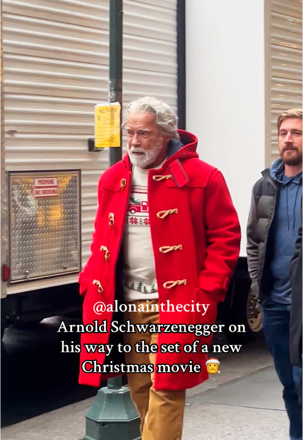 Arnold Schwarzenegger got a role of Santa Claus in a new Amazon MGM project “The Man with the Bag”🎅🎄 #arnoldschwarzengegger #arnoldswarzenager #terminator #alanritchson #santaclaus #movieset #setlife #onset #amazonmgmstudios #amazon #christmasmovies #christmasmood #nycblogger #celebrity #nycchristmas #fifthavenue #arnie 