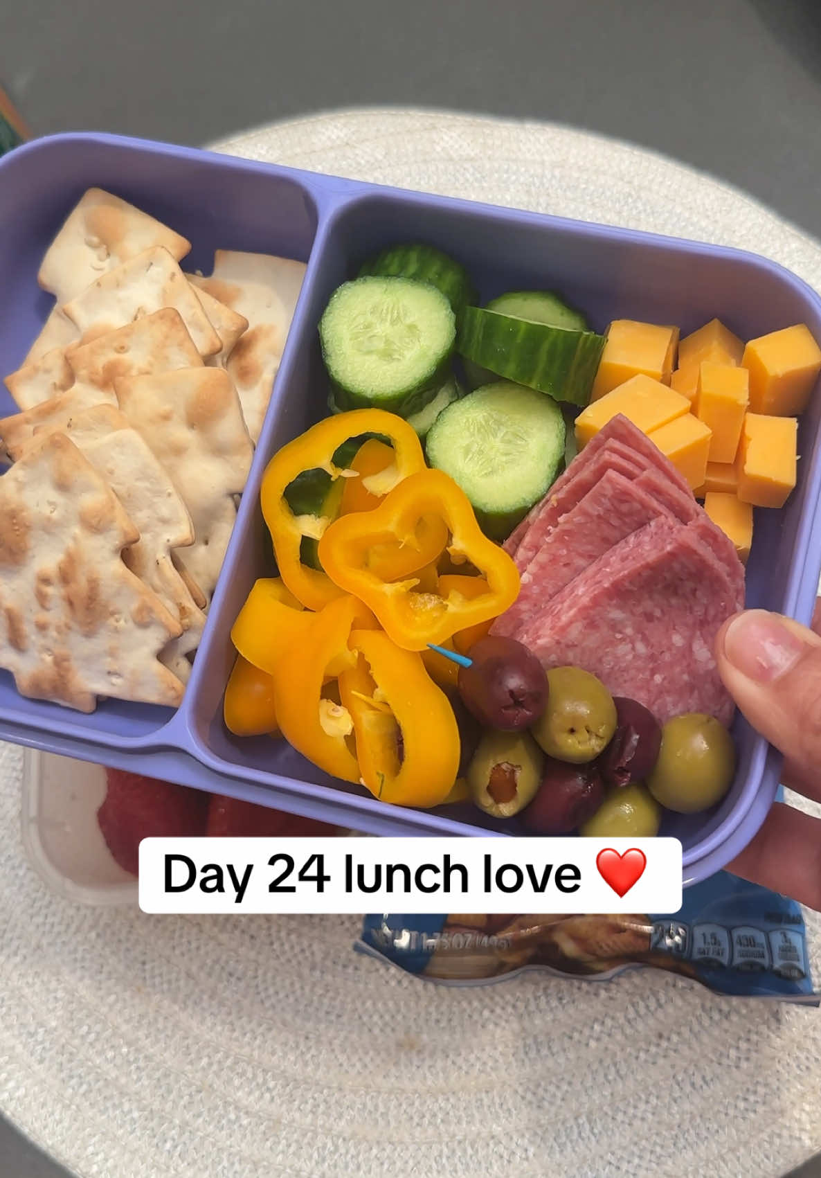 Easy lunch for your kiddos: Day 24! #bentobox #lunchforkids #momlife #charcuterie 