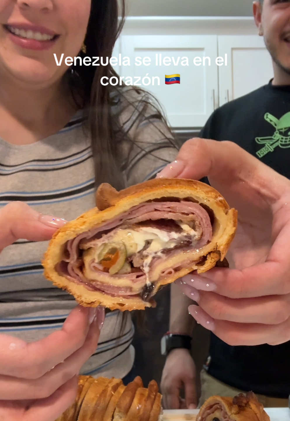 Pan de jamón hecho en casa 🇺🇸 reviviendo tradiciones de nuestro amado país 🇻🇪❤️!  Ingredientes Masa lista de croissant @Pillsbury  Jamón ahumado Tocineta Queso crema  Aceitunas  Uvas pasas  Panela rallada con un poquito de agua  Todo lo encontré en #publix 🫶🏼 Preparación en el AirFrier unos 25 a 30 min a 350grados Fahrenheit.  Si tienes alguna pregunta obvio déjamela en los comentarios 😍 #pandejamoncasero #panvenezolano #navidad #tradicionvenezolana