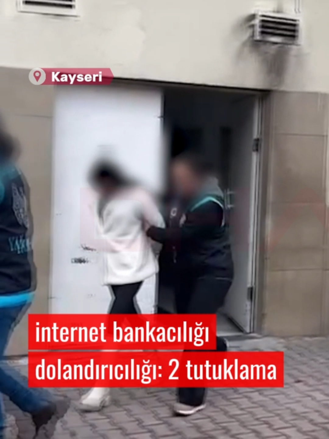 İnternet bankacılığı dolandırıcılığı: 2 tutuklama bir kişinin internet bankacılığı hesaplarına izinsiz girilerek 300 bin TL kredi çekildiği ihbarı üzerine şüpheli ya da şüphelilerin yakalanmasına yönelik çalışma başlattı. Bu kapsamda şüphelilerin E.Ö. ve T.K. olduğu belirlendi. 2 şüpheli adreslerine düzenlenen operasyonda yakalandı. Gözaltına alınan E.Ö. ve T.K., emniyetteki işlemlerinin ardından sevk edildikleri adliyede çıkarıldıkları Nöbetçi Sulh Ceza Hakimliği tarafından tutuklanarak cezaevine konuldu Samed Aydın SUN/KAYSERİ, (DHA) #Dha #Haber #Kayseri #Dolandırıcı #İnternetBankacılığı